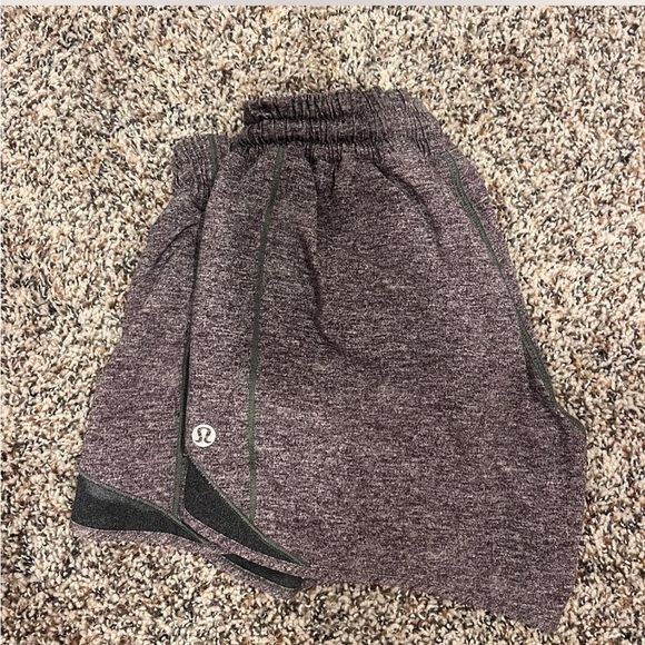 lululemon athletica Pants - Lululemon Hotty Hots Woman’s Size 4 Shorts Low Rise 2.5”